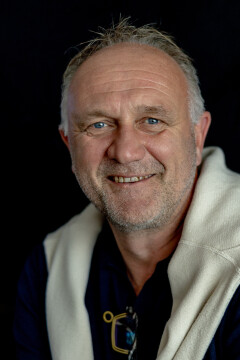 Pasfoto Henk   2025 07 01   kleur min